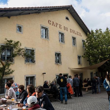 Отель Cafe Du Soleil Сеньлежье Экстерьер фото