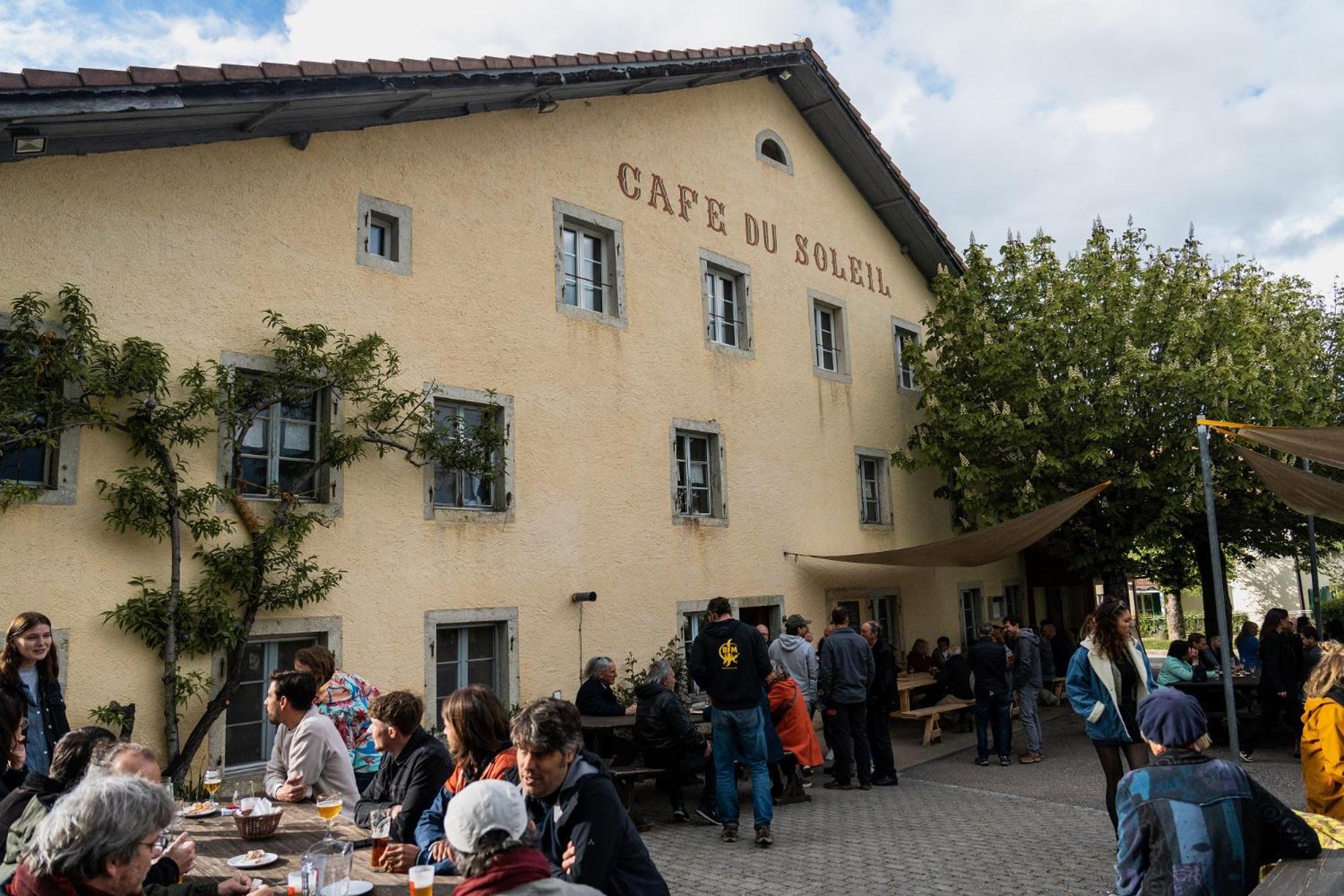 Отель Cafe Du Soleil Сеньлежье Экстерьер фото
